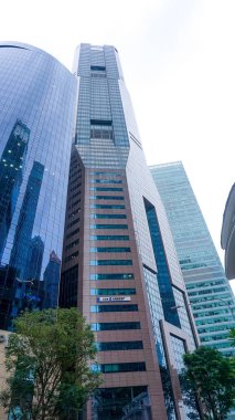 Singapur - 22 Ocak 2025: Gökdelenler ve Singapur 'daki Çin İnşaat Bankası logosu. CCB Singapur birleşik, sınır ötesi bir finans hizmeti platformu inşa etmeye kararlı