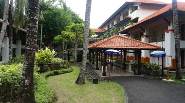Nusa Dua, Bali, Endonezya - 18 Ocak 2025: Grand Hyatt Bali 'deki tropikal ağaçlar Nusa Dua, Bali, Endonezya.