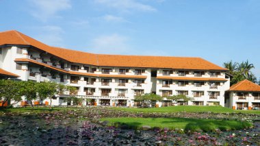 Nusa Dua, Bali, Endonezya - 18 Ocak 2025: Nusa Dua, Bali, Endonezya 'daki Grand Hyatt Bali tatil beldesinde tropikal ağaçlı lotus havuzu veya laguna.