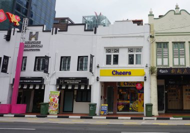 Singapur - 22 Ocak 2025: 22 Ocak 2025 'te Singapur Çin Mahallesi sokaklarındaki ünlü renkli koloni dükkan evleri cephesi