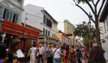 Singapur - 22 Ocak 2025: İnsanlar 22 Ocak 2025 'te Singapur Çin Mahallesi sokaklarındaki renkli koloni atölyelerinin yakınlarına gidiyorlar