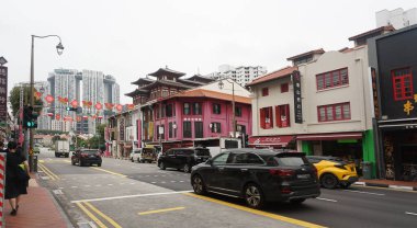 Singapur - 22 Ocak 2025: İnsanlar 22 Ocak 2025 'te Singapur Çin Mahallesi sokaklarındaki renkli koloni atölyelerinin yakınlarına gidiyorlar