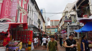 Singapur - 22 Ocak 2025: İnsanlar 22 Ocak 2025 'te Singapur Çin Mahallesi sokaklarındaki renkli koloni atölyelerinin yakınlarına gidiyorlar