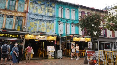 Singapur - 22 Ocak 2025: İnsanlar 22 Ocak 2025 'te Singapur Çin Mahallesi sokaklarındaki renkli koloni atölyelerinin yakınlarına gidiyorlar