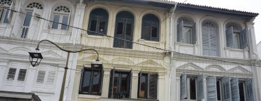 Singapur 'un Çin Mahallesi sokaklarındaki ünlü renkli koloni dükkan evleri cephesi