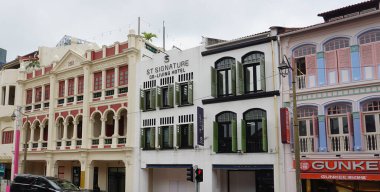 Singapur - 22 Ocak 2025: 22 Ocak 2025 'te Singapur Çin Mahallesi sokaklarındaki ünlü renkli koloni dükkanlarının cepheleri