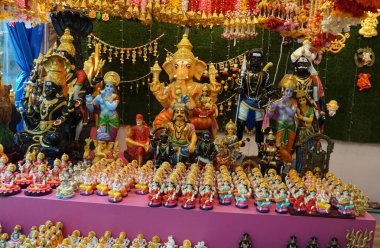 Asyalı el, yerel bir zanaatkârla yapılmış hatıralar yaptı ve Singapur 'un Çin Mahallesi' ndeki hediyelik eşya dükkanında satıldı..