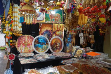 Singapur - 22 Ocak 2025: Asyalı el, yerel bir zanaatkârla hatıra eşyası yaptı ve Singapur 'un Çin Mahallesi' ndeki hediyelik eşya dükkanında satıldı..