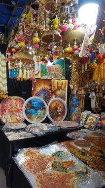 Singapur - 22 Ocak 2025: Asyalı el, yerel bir zanaatkârla hatıra eşyası yaptı ve Singapur 'un Çin Mahallesi' ndeki hediyelik eşya dükkanında satıldı..