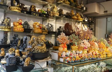 Singapur - 22 Ocak 2025: Asyalı el, yerel bir zanaatkârla hatıra eşyası yaptı ve Singapur 'un Çin Mahallesi' ndeki hediyelik eşya dükkanında satıldı..