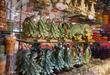 Singapur - 22 Ocak 2025: Asyalı el, yerel bir zanaatkârla hatıra eşyası yaptı ve Singapur 'un Çin Mahallesi' ndeki hediyelik eşya dükkanında satıldı..