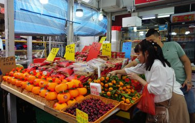 Singapur - 22 Ocak 2025: Çin Mahallesi 'ndeki ıslak markette meyve dolu renkli bir market. Singapur.