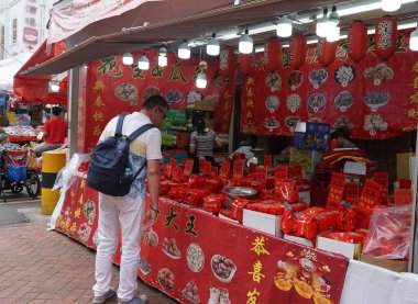 Singapur - 22 Ocak 2025: Çin Mahallesi 'ndeki ıslak markette meyve dolu renkli bir market. Singapur.