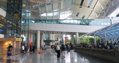 Bali, Endonezya - 18 Ocak 2025: Uluslararası Gusti Ngurah Rai havaalanına giden insanlar
