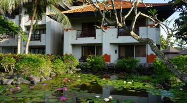 Nusa Dua, Bali, Endonezya - 18 Ocak 2025: Nusa Dua, Bali, Endonezya 'daki Grand Hyatt Bali tatil beldesinde tropikal ağaçlı lotus havuzu veya laguna.