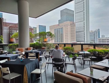 Singapur - 21 Ocak 2025: Singapur 'un Uzak Doğu Konukseverliği tarafından Singapur' daki The Clan Hotel 'de Restoran. Singapur 'da şehre bakan lüks pencereler.