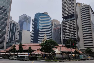 Singapur - 22 Ocak 2025: Lau Pa Sat Food Court yerel yemekleri servis eden bir Ulusal Anıt olarak belirlendi. Merkezi İş Bölgesi 'nde yer alan merkez, popüler bir turistik merkezdir..