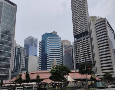 Singapur - 22 Ocak 2025: Lau Pa Sat Food Court yerel yemekleri servis eden bir Ulusal Anıt olarak belirlendi. Merkezi İş Bölgesi 'nde yer alan merkez, popüler bir turistik merkezdir..