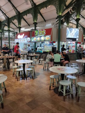 Singapur - 22 Ocak 2025: Lau Pa Sat festivali pazarı veya Telok Ayer, günümüzde Singapur 'da popüler bir gıda mahkemesi işportacılık merkezi olarak kullanılan tarihi Viktorya dönemi dökme demir pazar binasıdır..