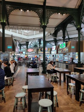 Singapur - 22 Ocak 2025: Lau Pa Sat festivali pazarı veya Telok Ayer, günümüzde Singapur 'da popüler bir gıda mahkemesi işportacılık merkezi olarak kullanılan tarihi Viktorya dönemi dökme demir pazar binasıdır..