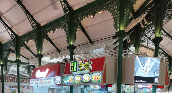 Singapur - 22 Ocak 2025: Lau Pa Sat festivali pazarı veya Telok Ayer, günümüzde Singapur 'da popüler bir gıda mahkemesi işportacılık merkezi olarak kullanılan tarihi Viktorya dönemi dökme demir pazar binasıdır..