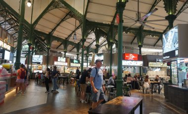 Singapur - 22 Ocak 2025: Lau Pa Sat festivali pazarı veya Telok Ayer, günümüzde Singapur 'da popüler bir gıda mahkemesi işportacılık merkezi olarak kullanılan tarihi Viktorya dönemi dökme demir pazar binasıdır..