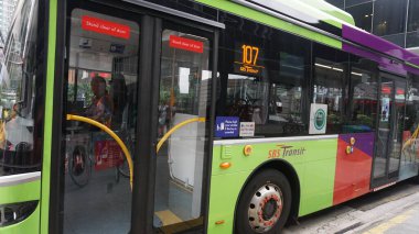Singapur - 21 Ocak 2025 Singapur SBS Singapur yolları. Bu otobüsler toplu taşıma otobüsü için güvenilirdir.