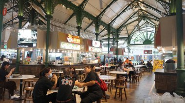 Singapur - 22 Ocak 2025: Lau Pa Sat festivali pazarı veya Telok Ayer, günümüzde Singapur 'da popüler bir gıda mahkemesi işportacılık merkezi olarak kullanılan tarihi Viktorya dönemi dökme demir pazar binasıdır..