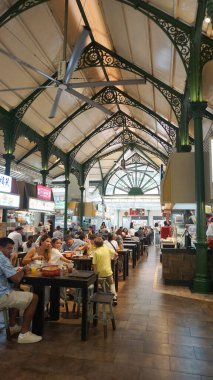 Singapur - 22 Ocak 2025: Lau Pa Sat festivali pazarı veya Telok Ayer, günümüzde Singapur 'da popüler bir gıda mahkemesi işportacılık merkezi olarak kullanılan tarihi Viktorya dönemi dökme demir pazar binasıdır..