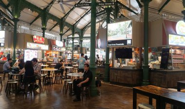 Singapur - 22 Ocak 2025: Lau Pa Sat festivali pazarı veya Telok Ayer, günümüzde Singapur 'da popüler bir gıda mahkemesi işportacılık merkezi olarak kullanılan tarihi Viktorya dönemi dökme demir pazar binasıdır..