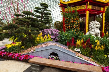 Singapur - 20 Ocak 2025: Çiçek bahçesine yerleştirme, güzel tasarlanmış binalar. Bulut Ormanı Kubbesi, Körfez Bahçesi.