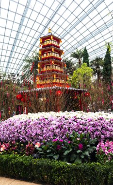 Singapur - 20 Ocak 2025: Çiçek bahçesine yerleştirme, güzel tasarlanmış binalar. Bulut Ormanı Kubbesi, Körfez Bahçesi.