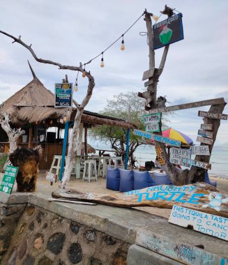 Gili Trawangan, Endonezya -- 16 Ocak 2025: Gili Trawangan, Endonezya 'da bar veya plaj