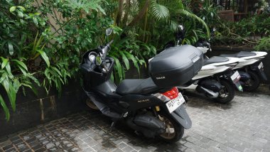Nusa Dua, Bali . Endonezya - 10 Ocak 2025 Scooter Yamaha NMAX 155 model 2020. Scooter, Bali 'deki Nusa Dua' da park halinde. Endonezya 10 Ocak 2025