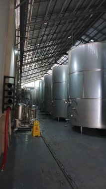 Medan, Endonezya - 17 Ocak 2025: Sababay bir şarap markasıdır. 17 Ocak 2025 'te Medan, Endonezya' daki bira atölyesinde çeşitli metal varilleri bulunan Bali 'deki şarap fabrikası.