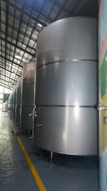 Medan, Endonezya - 17 Ocak 2025: Sababay bir şarap markasıdır. 17 Ocak 2025 'te Medan, Endonezya' daki bira atölyesinde çeşitli metal varilleri bulunan Bali 'deki şarap fabrikası.