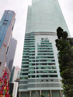 Singapur - 20 Ocak 2025: RB Capital banka logosu finans binası üzerine. RB Capital Grubu. Merkezi Singapur 'da bulunan bir emlak satın alma ve geliştirme şirketi