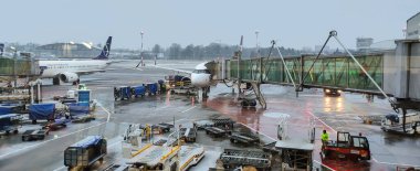 Varşova, Polonya - 9 Ocak 2025: Polonya 'nın Varşova kentindeki Chopin havaalanına park etmiş LOT Polonya Hava Yolları sabah görüşü