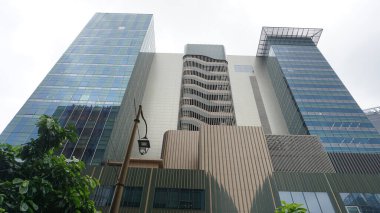 Merkezi Singapur 'da modern iş gökdelenlerinin cam ve gökyüzü manzarası