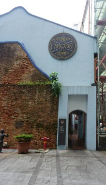 Singapur - 23 Nisan 2024: Uzak Doğu Meydanı Alışveriş Merkezi 'ndeki koloni binasına imza atın. Burası farklı mutfaklara hizmet veren bir sürü restoranla dolu.