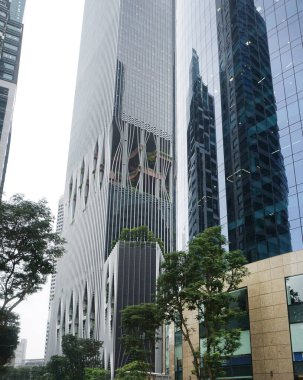 Singapur - 20 Ocak 2025: Ağaçlı ve bitkilerli eşsiz balkonlu CapitaSpring gökdeleni, mimarlık firması BIG ve Carlo Ratti Associati tarafından tasarlandı - biyografik gökdelen
