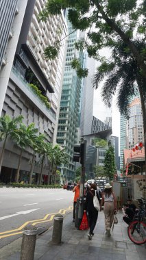 Singapur - 20 Ocak 2025: Telok Ayer Caddesi 'ndeki Çin Mahallesi tarihi ticari binası Boon Tat Caddesi' nde CBD modern silueti arka planda, Singapur 'un Outram ilçesi.