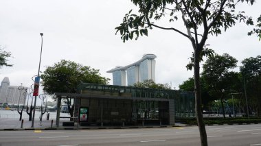 Singapur - 20 Ocak 2025: Marina Bay Sands, Singapur 'da Marina Körfezi' ne bakan birleşik bir tatil beldesi. Dünyanın en pahalı standalone kumarhanesi de dahil.