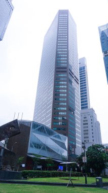 Singapur - 21 Ocak 2025: Singapur şehir merkezindeki UOB Plaza One kulesinin görüntüsü. OB Plaza 1 1992 yılında tamamlandı ve şehrin panoramik manzarasını sunan 67 katıyla övünüyor.