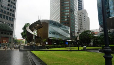 Singapur - 21 Ocak 2025: Raffles Place 'te İlerleme ve İlerleme Heykeli. Raffles 'ın dışındaki 9 tonluk ve 8,5 metrelik bronz heykel MRT istasyonunu hizmete soktu.