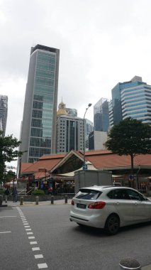 Singapur - 20 Ocak 2025: Telok Ayer Caddesi 'ndeki Çin Mahallesi tarihi ticari binası Boon Tat Caddesi' nde CBD modern silueti arka planda, Singapur 'un Outram ilçesi.
