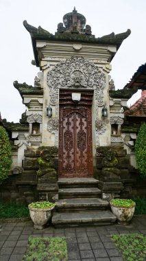 Güzel ahşap kapı oymalarla süslenmiş, Bali 'de Ubud, Endonezya