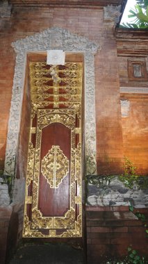 Güzel ahşap kapı oymalarla süslenmiş, Bali 'de Ubud, Endonezya