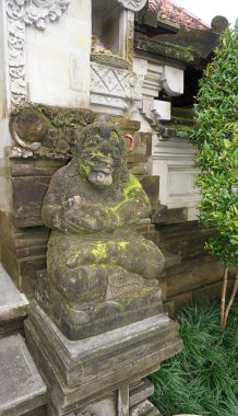 Bali 'deki bir sarayın ya da evin kapısının muhafızlarını simgeleyen taş bir heykel.