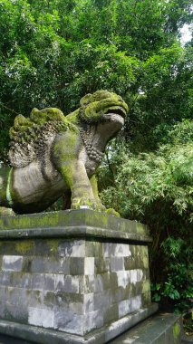 Hindu tapınakları yakınlarındaki Ubud Maymun Ormanı 'nda heykel Padangtegal, Ubud, Bali, Endonezya